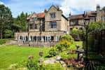 Vista exterior del The Maynard en Sheffield con jardines y arquitectura victoriana