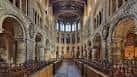 Vista panorámica del interior de la iglesia con arcos y bancos de madera