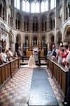 Ceremonia de boda en el interior de la iglesia con invitados sentados