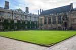 Vista del patio principal de Exeter College con césped y edificios históricos