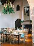 Sala de recepción decorada con mesas elegantes y candelabros colgantes