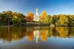 Vista panorámica del campus de la Universidad de Nottingham con el lago y el edificio principal reflejado en el agua