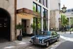 Fachada del Vintry & Mercer Hotel con entrada principal y coche clásico