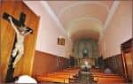 Detalle del interior con crucifijo y altar