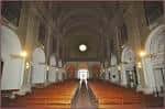 Nave central de la iglesia con iluminación cálida