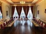 Sala de eventos principal con mesas dispuestas para banquete y cortinas rojas