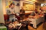 Evento social con invitados degustando comida en la sala del centro