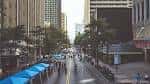 Vista panorámica de Peachtree Street con edificios altos y puestos azules
