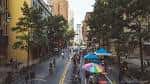 Peachtree Street con árboles y puestos coloridos bajo el sol