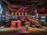 Vista general del interior del F1 Arcade con zonas de juego y decoración temática