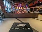 Entrada del F1 Arcade con logo en el suelo y zona de recepción