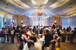 Recepción de boda con invitados sentados en mesas redondas
