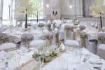 Mesa de banquete preparada para evento con detalles florales