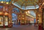 Pasillo central del mercado con arcos de ladrillo rojo y escaparates iluminados