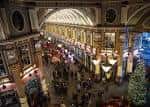 Vista aérea del interior del mercado durante la temporada navideña con árboles decorados