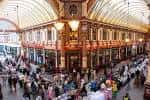 Plaza principal del mercado con multitud de visitantes y fachadas históricas