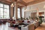 Área de recepción o sala de estar con sofás modernos y columnas decorativas