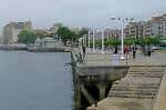 Vista panorámica del Muelle Calderón con el paseo marítimo y edificios de fondo