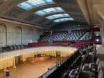 Vista panorámica del interior del teatro con techo acristalado y distribución de asientos