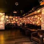 Interior del Notting Hill Arts Club con iluminación cálida y decoración de luces