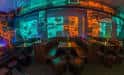Vista panorámica del interior del club con iluminación colorida