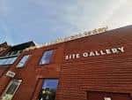 Fachada exterior de Site Gallery en Sheffield con letrero visible