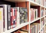 Estanterías de libros en el interior de la biblioteca