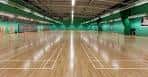 Vista panorámica de la pista principal del gimnasio con líneas marcadas para deportes