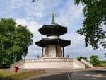 Vista del Pagoda de Battersea Park rodeado de árboles y césped
