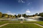 Fuente principal en Battersea Park con cielo azul y jardines bien cuidados