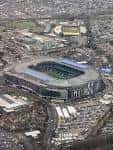 Vista aérea del Twickenham Stoop y el Allianz Stadium en Londres, mostrando su ubicación urbana