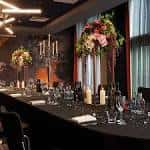 Sala de eventos privada decorada para una boda o cena formal