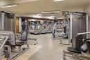 Interior del gimnasio del hotel con equipamiento deportivo