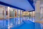 Piscina interior del hotel con iluminación azul y diseño moderno