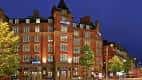 Fachada nocturna del edificio principal del Hilton Nottingham con iluminación cálida