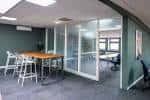 Sala de reuniones o espacio de coworking con mesas altas