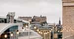 Vista panorámica desde la terraza del Lochrin Rooftop Bar con vistas al castillo de Edimburgo