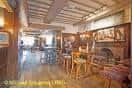 Interior acogedor del pub con barra y mesas de madera