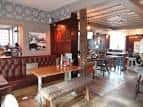 Espacio interior del pub con sofás y zona de comedor