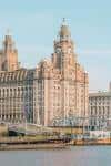 Vista exterior del edificio histórico de DoES Liverpool en el puerto