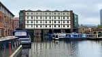 Edificio principal junto al muelle con embarcaciones atracadas
