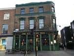 Fachada diurna del edificio del pub con detalles arquitectónicos