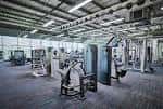 Interior de la sala de musculación con equipamiento deportivo