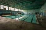 Piscina interior del centro deportivo con líneas de natación y estructura metálica