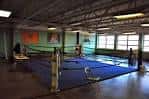 Ring de boxeo dentro del gimnasio del centro recreativo