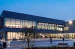 Fachada exterior del Rushcliffe Arena al atardecer
