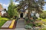 Vista exterior de la casa en 4500 Garfield Ave con escalinata y jardín