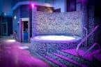 Piscina climatizada con iluminación ambiental en Village Hotel Nottingham