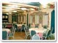 Sala de banquetes del Black Forest Inn con mesas y sillas dispuestas para eventos
