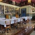 Interior del salón principal con decoración tradicional y mesas cubiertas
